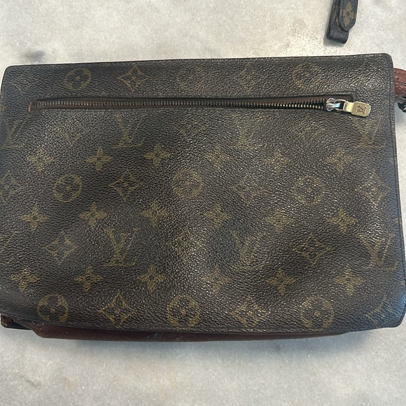 Louis Vuitton - Picture 3 of 16